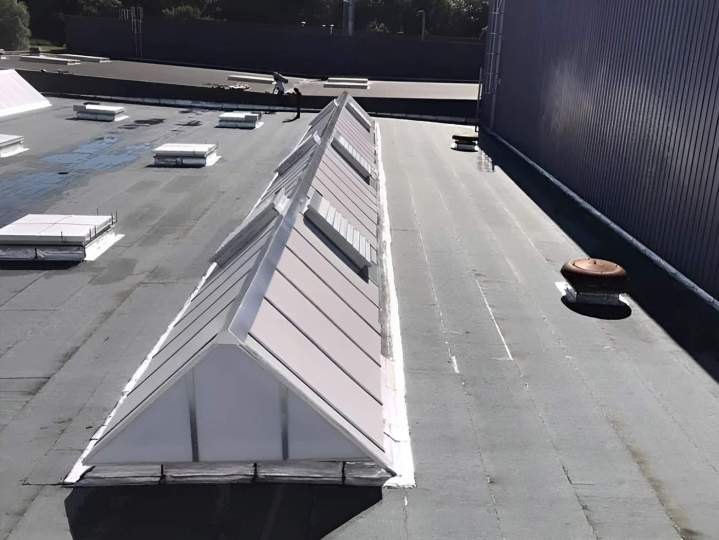 Installation et entretien de lanterneaux et systèmes de désenfumage.